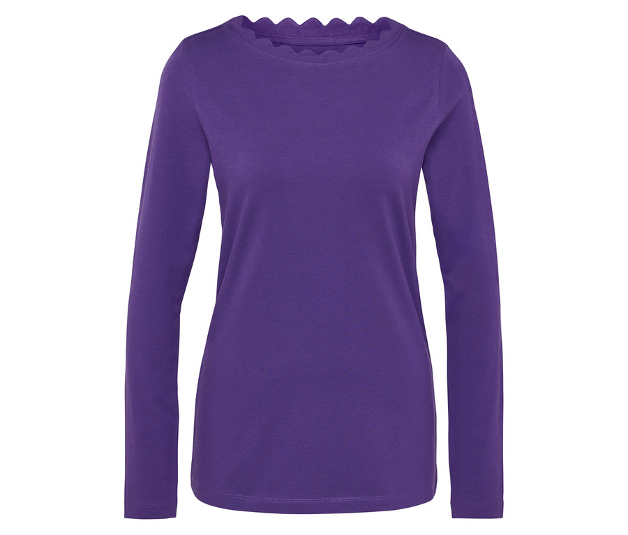 Fialové tričko s dlhým rukávom a ozdobným lemom okolo krku.