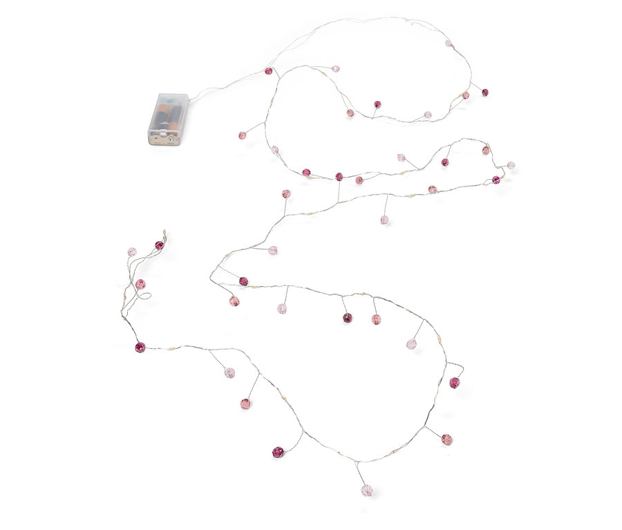 Svetelná reťaz s malými ružovými korálkami a batériovým napájaním na bielom pozadí.