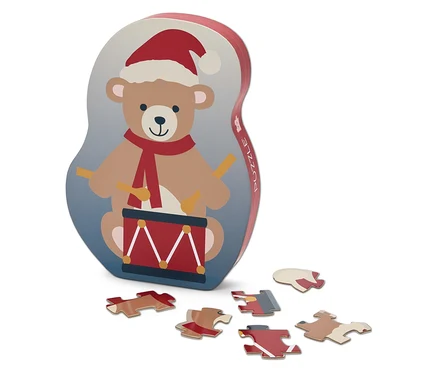 Obal puzzle s medveďom hrajúcim na bubne v Santa klobúku a so šiestimi dielikmi puzzle.