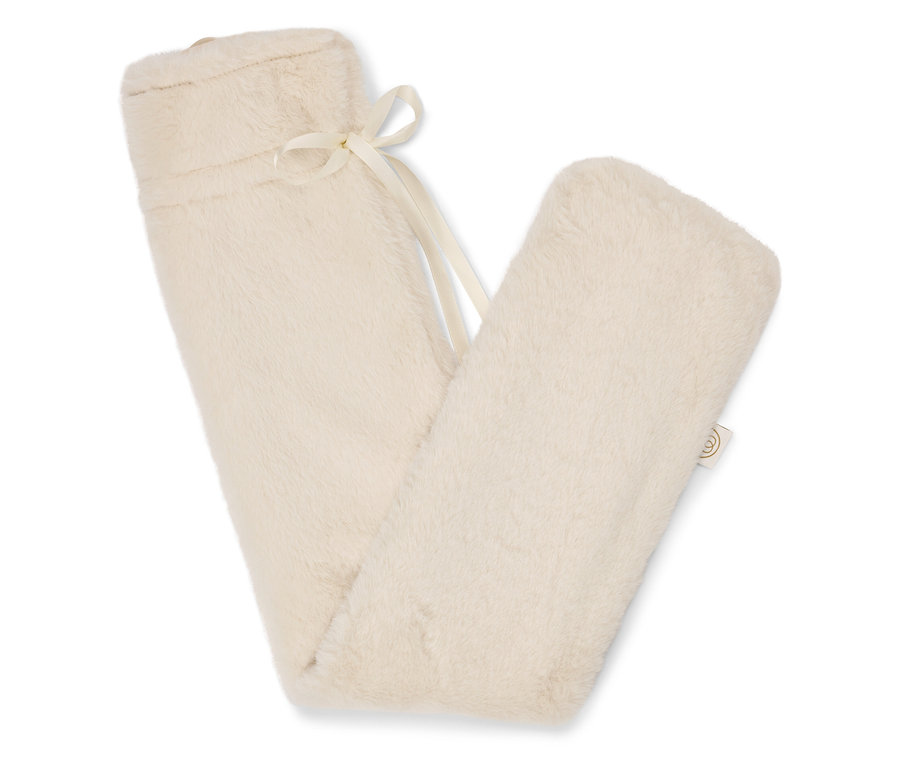 Krémovo biely plyšový termofor s krémovou stuhou.