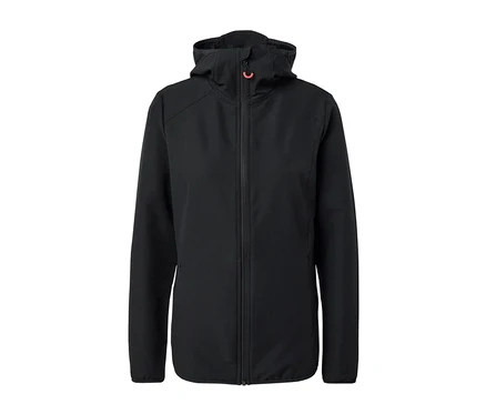 Čierna softshellová bunda na zips s kapucňou.