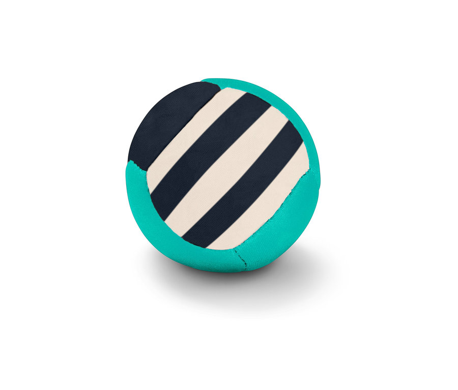 Lopta do vody s modro-bielymi pruhmi a tyrkysovými stranami.