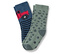 Dvoje detské ponožky: jedny modré s červeným nákladným autom a čierno-modrými pruhmi, druhé zelené s tmavozelenými škvrnami.