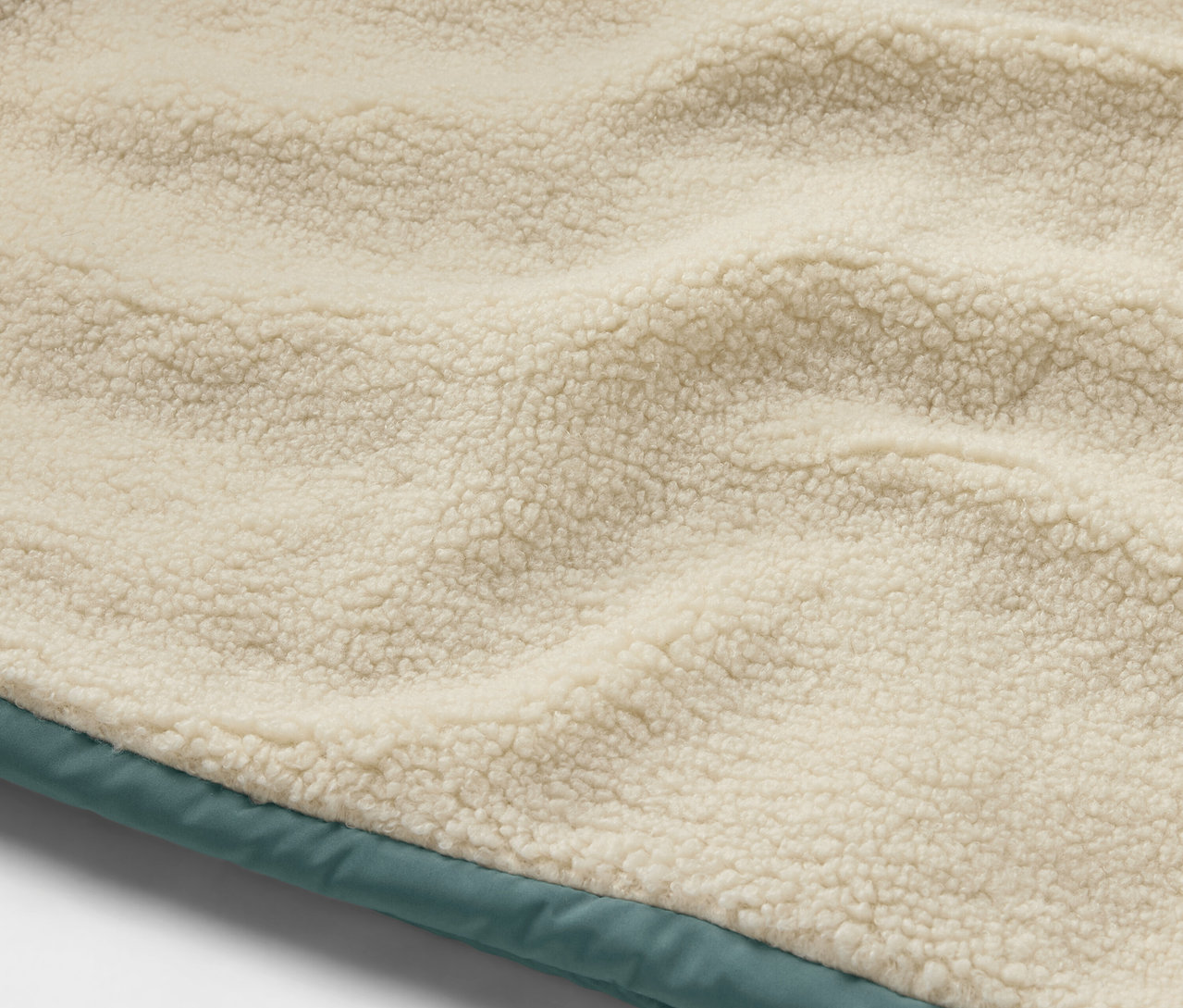 Detail detskej prešívanej vesty s plyšovou podšívkou.