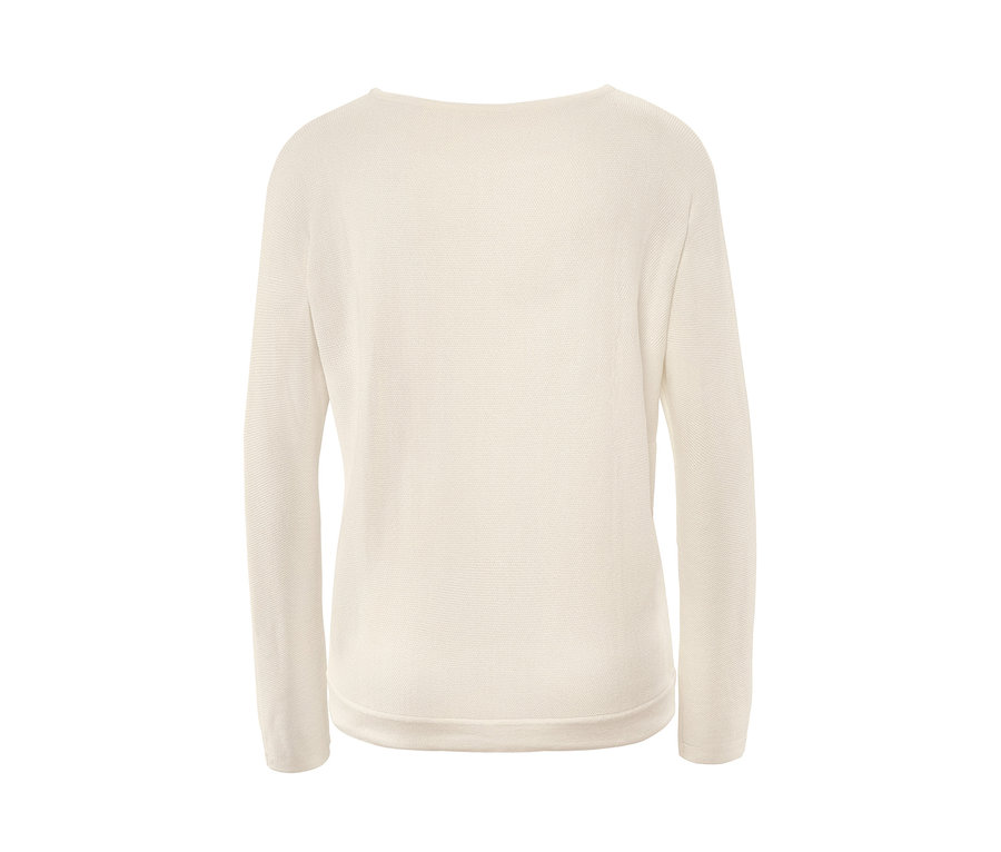 Detail zadnej strany pleteného pulóvra s tunelovým sťahovaním.