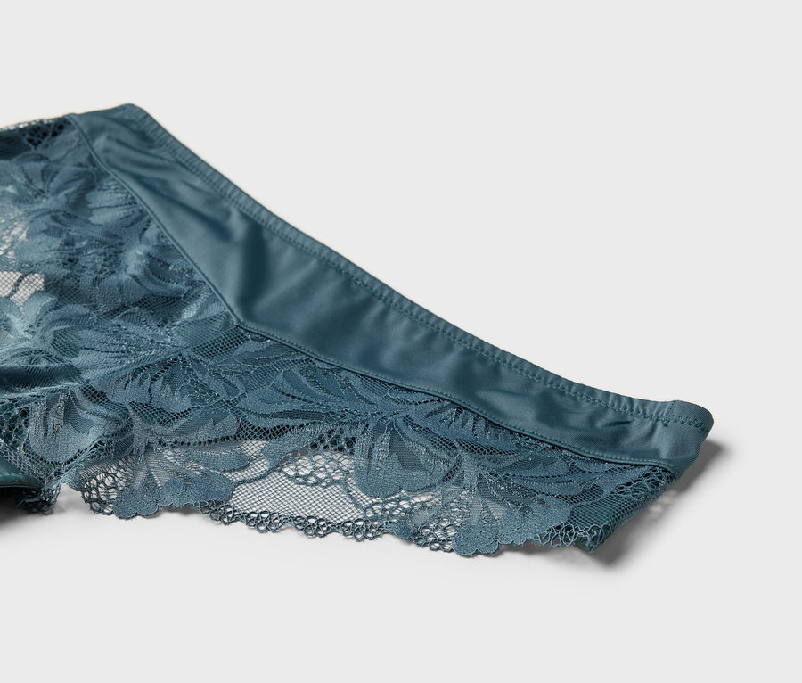 Detailný záber na modré čipkované nohavičky.