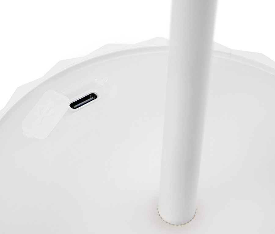 Biela základňa lampy s nabíjacím portom USB-C a bielou tyčou.