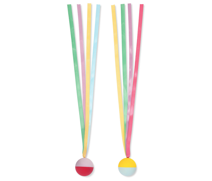 Dve dekorácie s farebnými stužkami a polguľovými príveskami ležia na bielom pozadí.