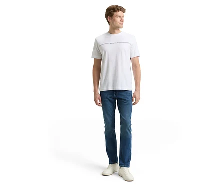 Muž v džínsoch a tričku. Má na sebe Tom Tailor TT MARVIN STRAIGHT Jeans mit Stretch, Used Mid Stone Blue Denim.