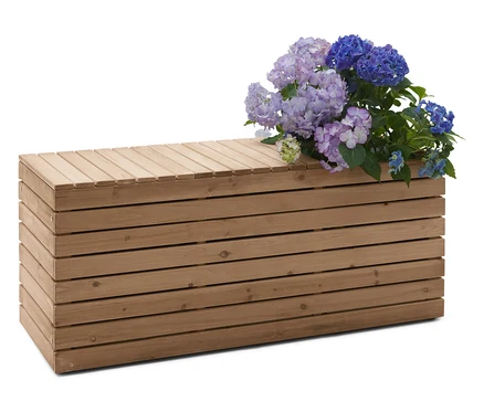 Drevená lavica s modrými a fialovými hortenziami.