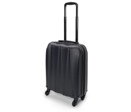 Tmavomodrý kufor s kolieskami a výsuvnou rukoväťou stojí na bielom pozadí.