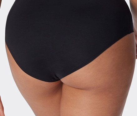 Detailný záber zadného pohľadu na ženu v čiernej spodnej bielizni.