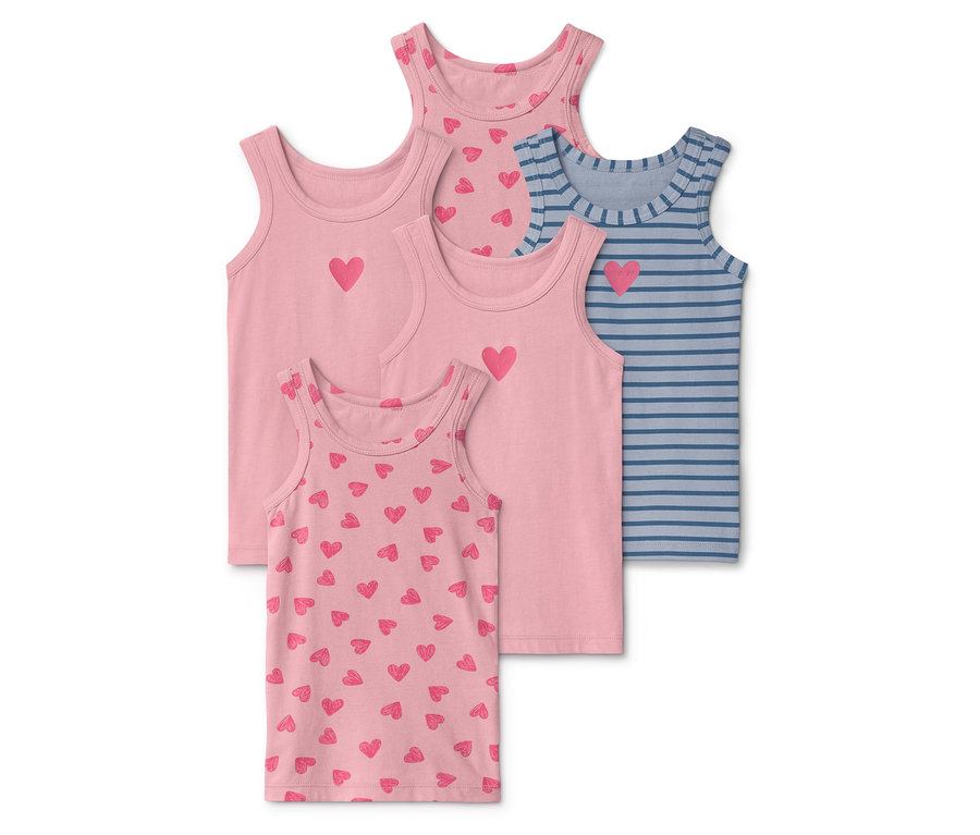 Štyri tielka ležia na sebe, tri z nich sú ružové s jedným alebo mnohými ružovými srdcami a jedno je modré s pruhmi a jedným ružovým srdcom.