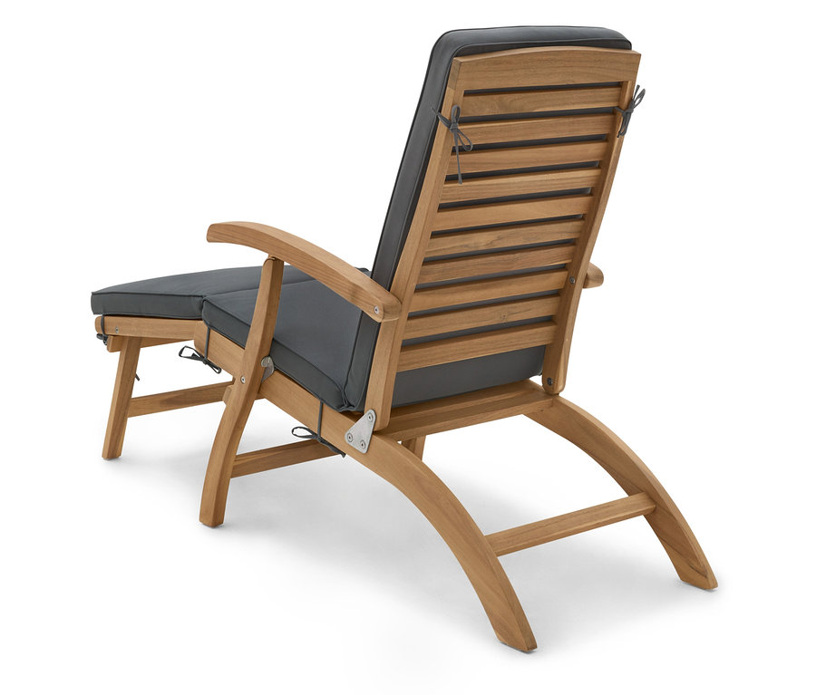 Pohľad zozadu na lehátko s výsuvnou opierkou nôh.