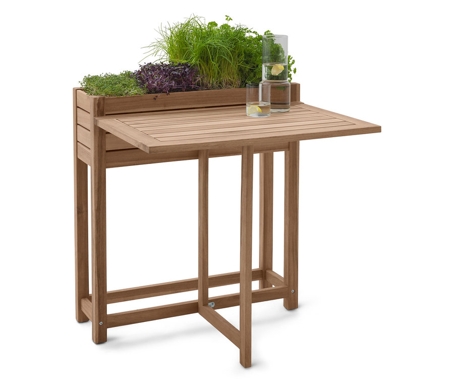 Drevený stôl na sadenie s bylinkami a dvoma pohármi vody.