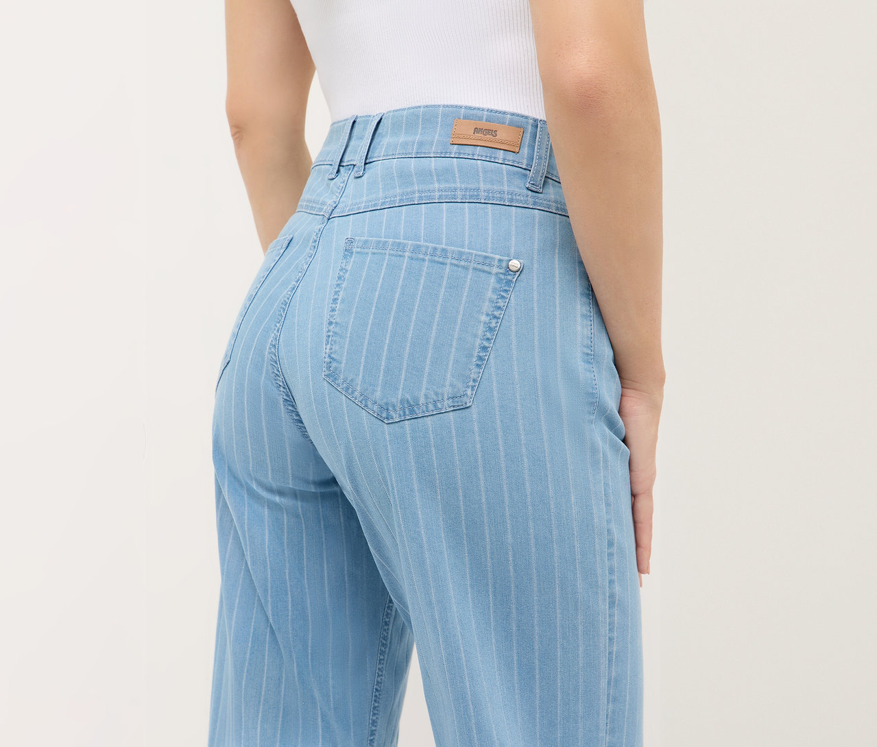 Žena zozadu v džínsoch Angels Denim »Liz«, Wide Leg so svetlomodrými pruhmi.