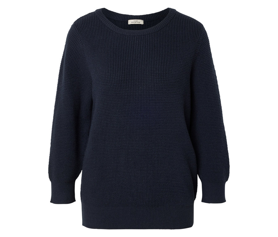 Tmavomodrý pletený sveter s dlhým rukávom a okrúhlym výstrihom.