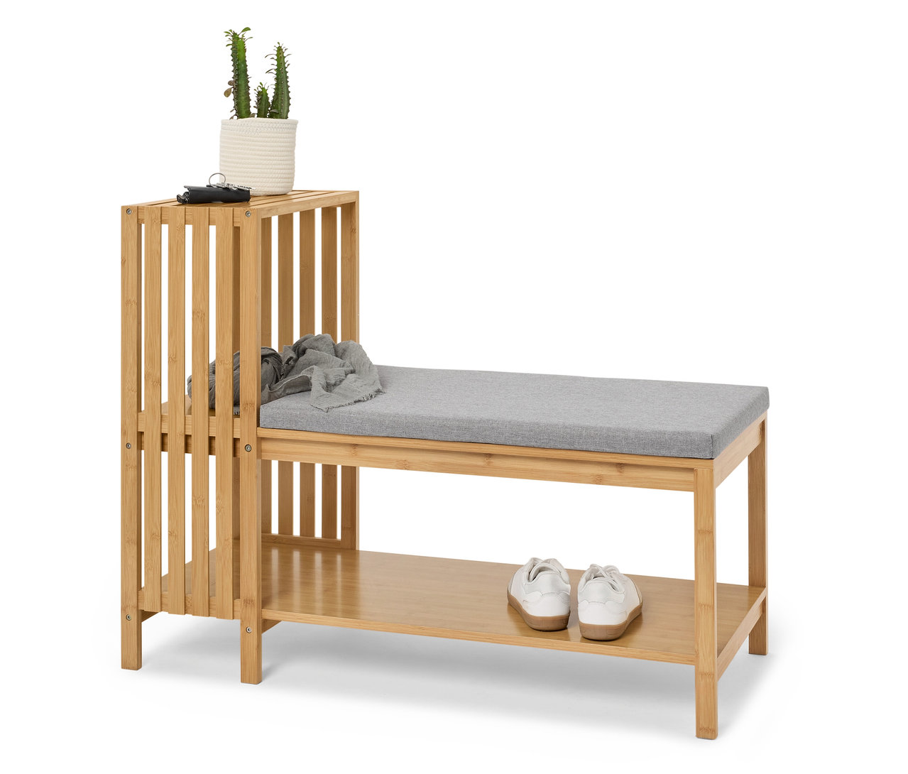 Bambusový regál na topánky s lavicou a čalúneným sedadlom, na ktorom je rastlina, kľúčenka a šál.