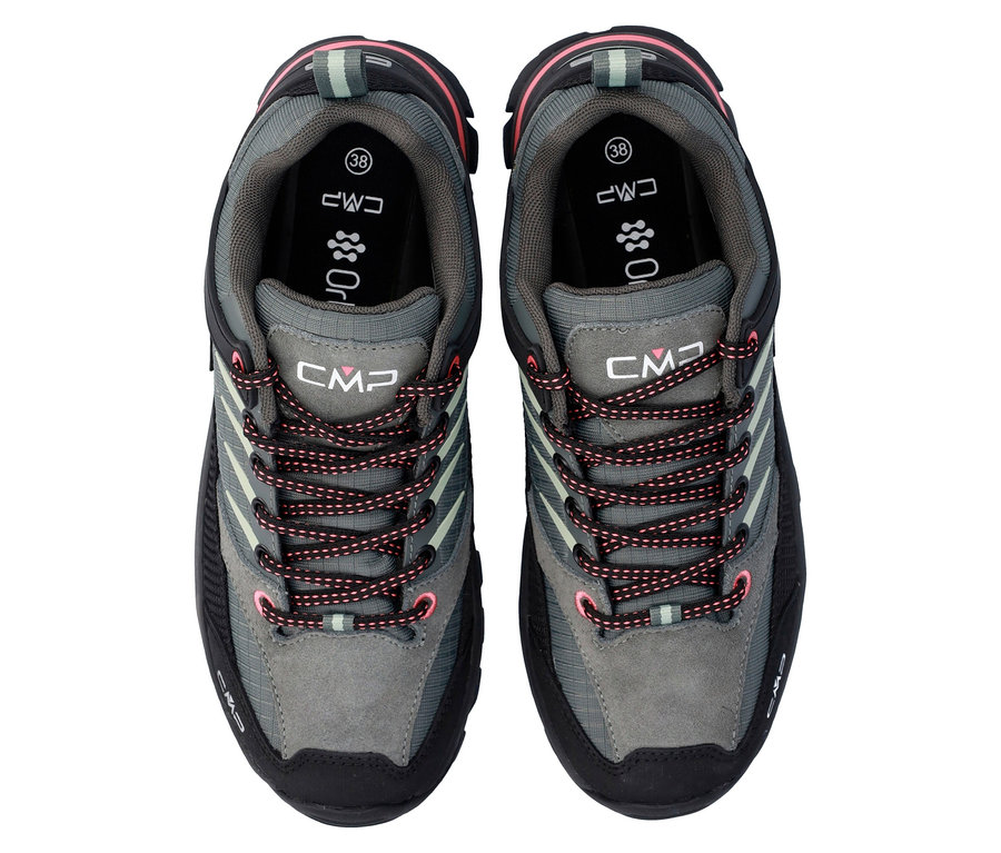 Pohľad zhora na pár sivých trekových topánok CMP s čierno-červenými šnúrkami.
