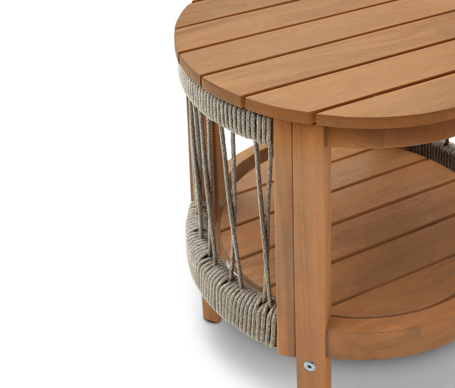 Detailný záber na okrúhly drevený príručný stolík s poličkou a lanovými detailmi.