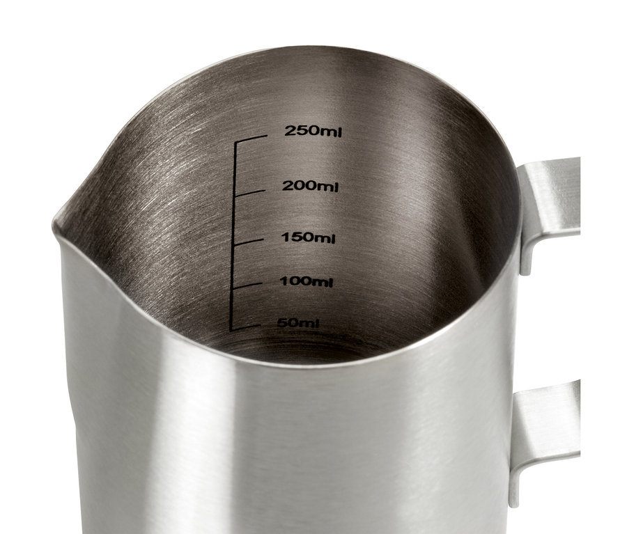 Detail nerezovej kanvičky na mlieko s objemom 300 ml s meracou stupnicou.