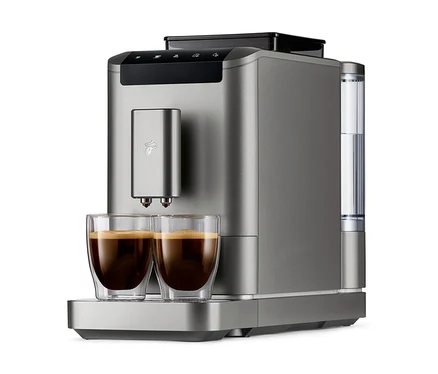 Titanium Silver plnoautomatický kávovar »Esperto2 Caffè« s dvoma pohármi naplnenými kávou.