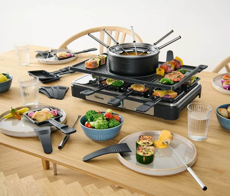 2-v-1-Raclette-und-Fondue na stole s jedlom.