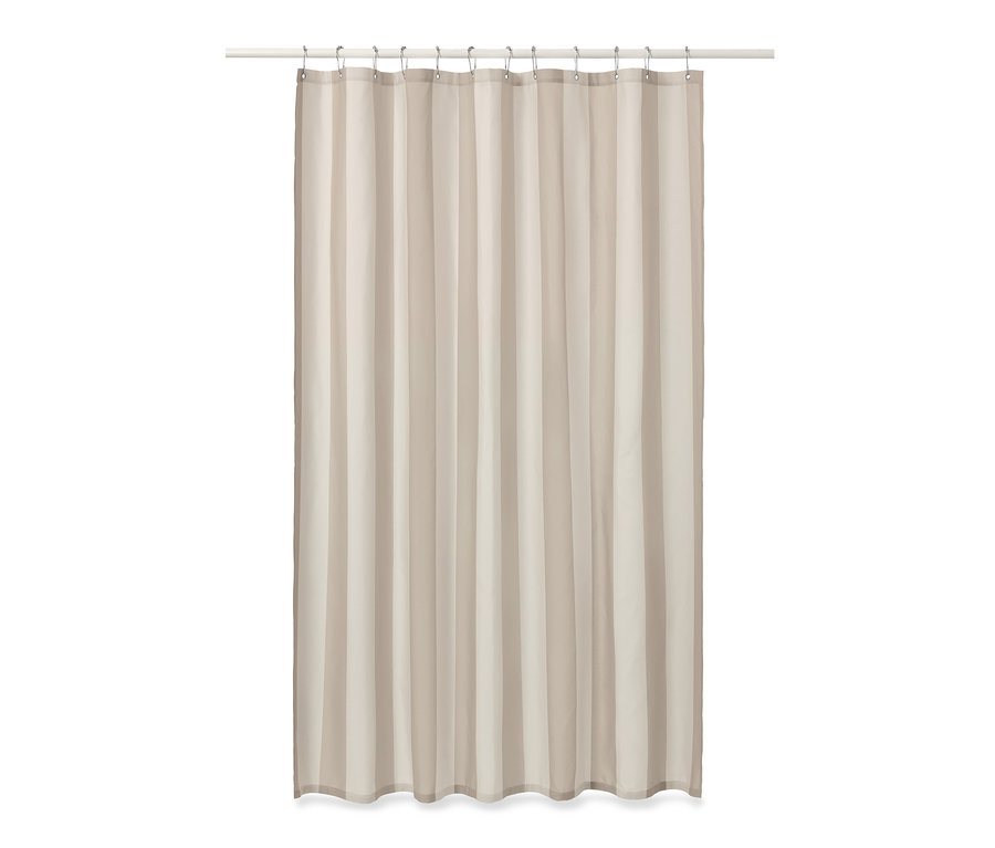 Béžovo-biely textilný sprchový záves s kovovými háčikmi hore.