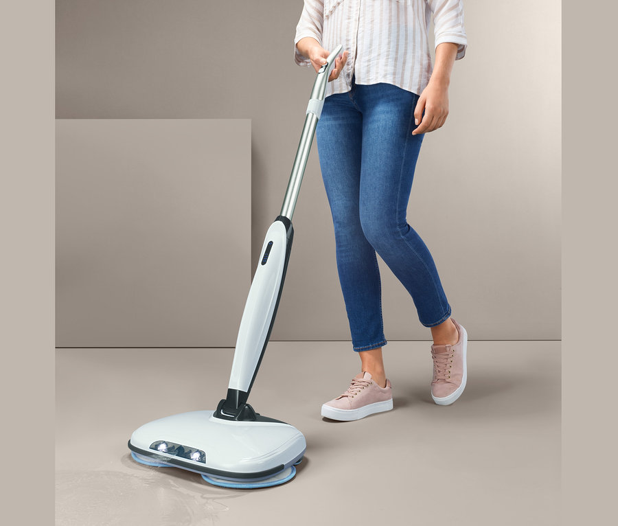 Žena používa elektrický mop na umývanie podláh.