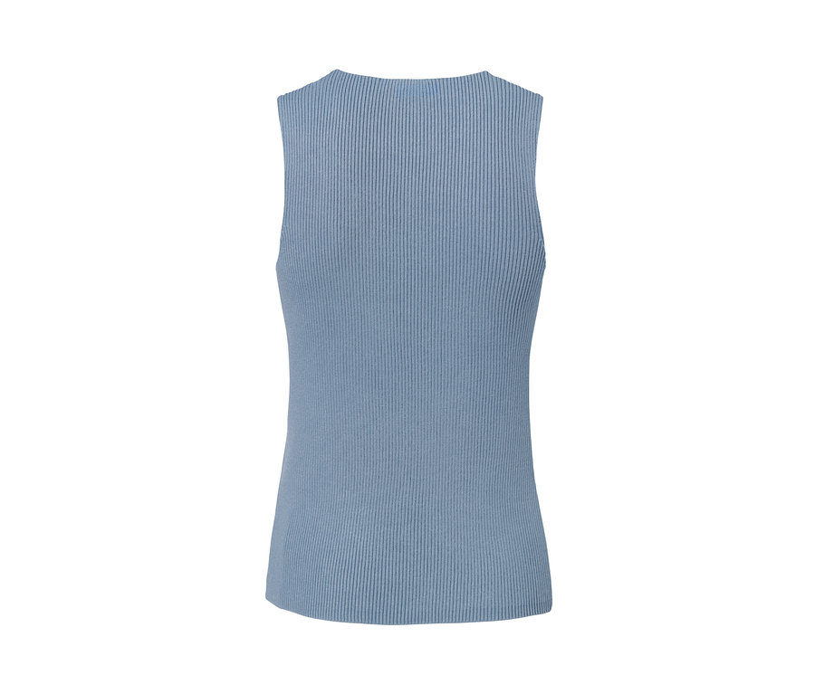 Detailný záber na pletený top dymovomodrej farby.