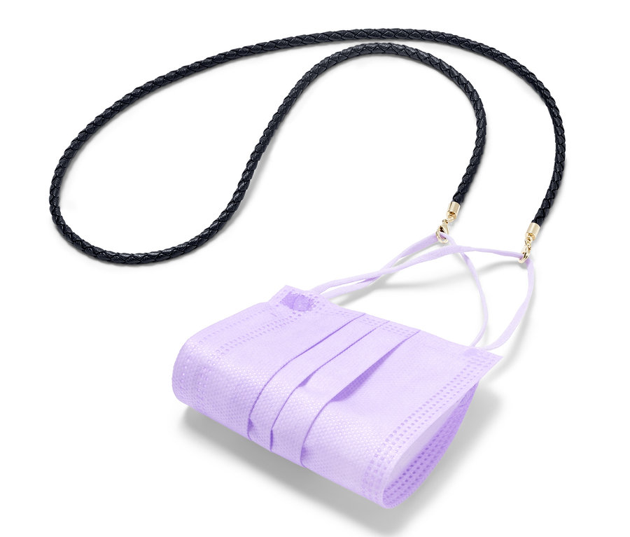 Fialová rúška visí na multifunkčnej retiazke.