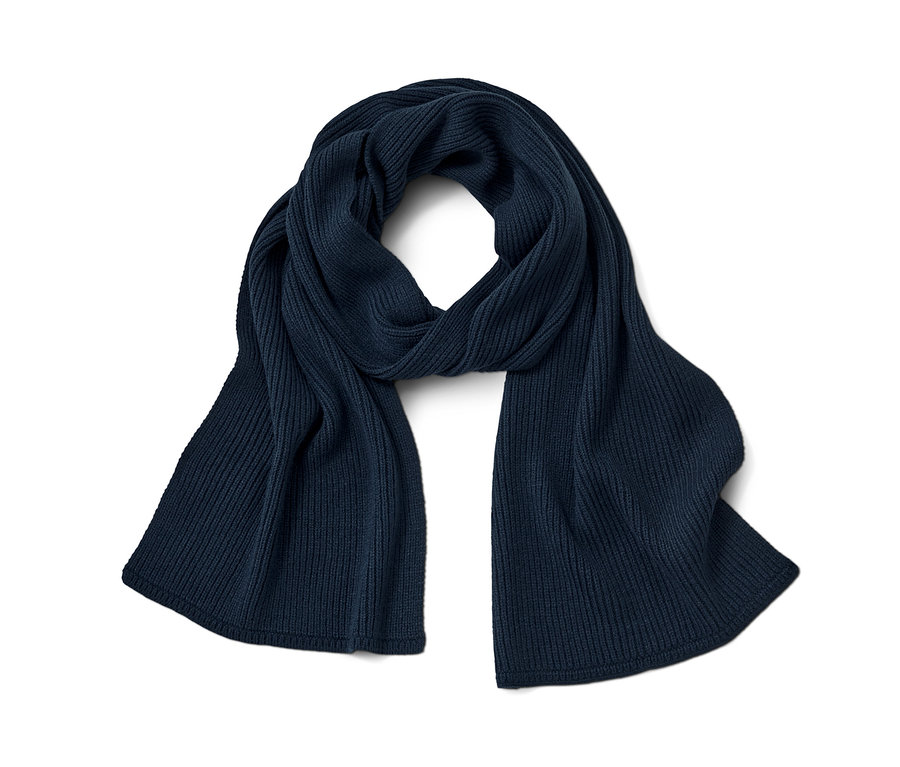 Námornícky modrý pletený šál na bielom pozadí.