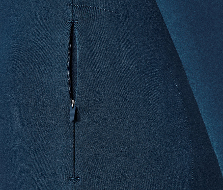 Detail tmavomodrého funkčného termotrička s vreckom na zips.