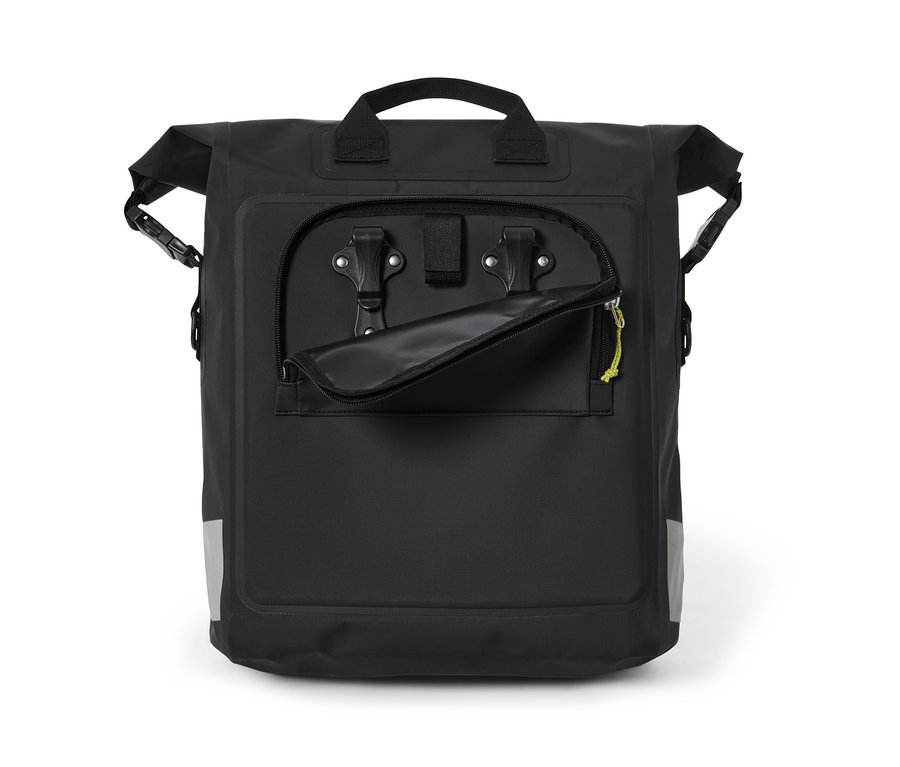 Čierna vodoodolná taška na bicykel a cez plece s otvoreným predným vreckom.