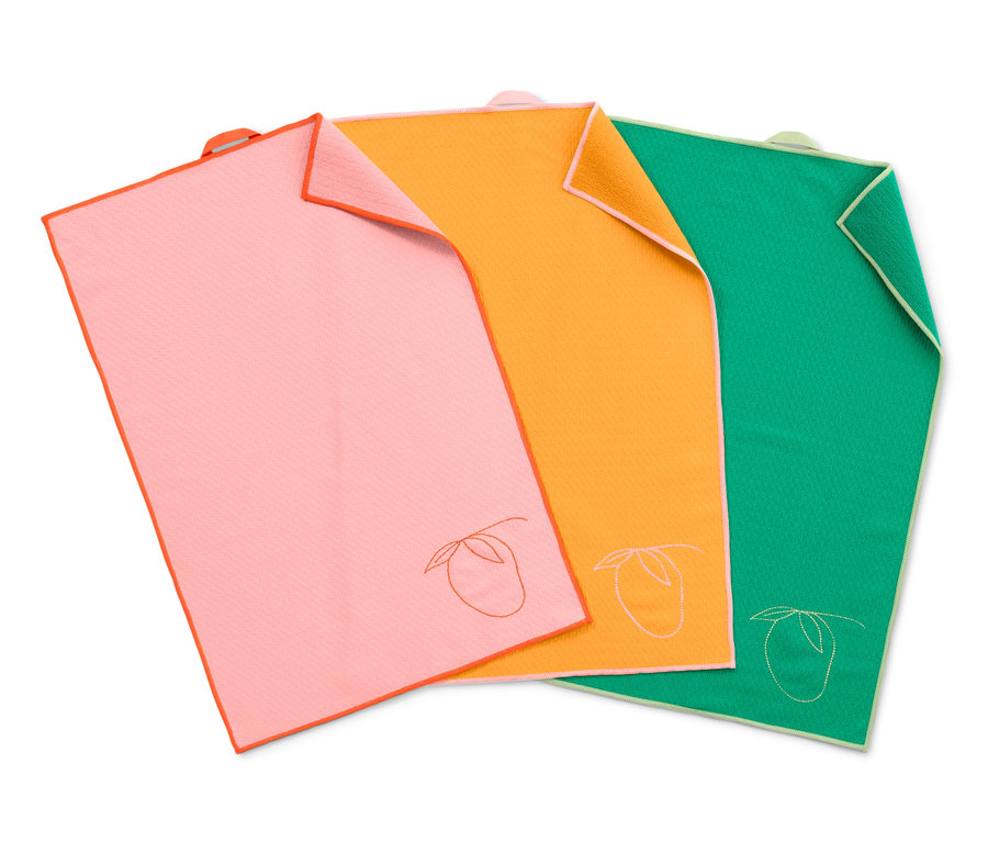 Tri utierky na riad s výšivkou ovocia. Jedna je ružová, jedna oranžová a jedna zelená.