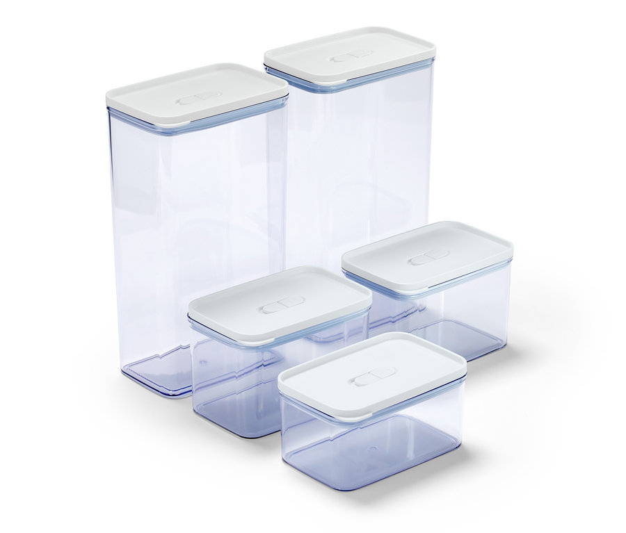 Päť priehľadných dóz na potraviny s bielymi viečkami rôznych veľkostí.