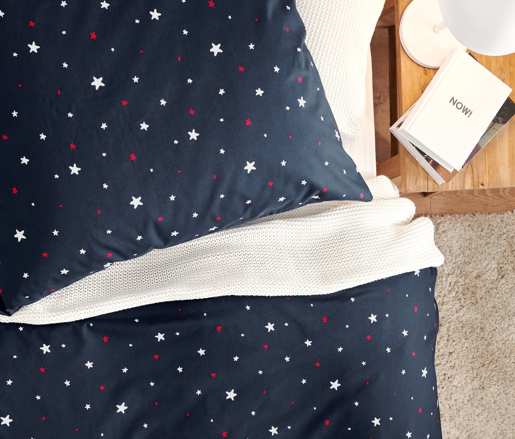 Pohľad zhora na prémiovú bavlnenú posteľnú bielizeň s hviezdami, štandardnej veľkosti, dvojlôžko a nadmernej veľkosti.