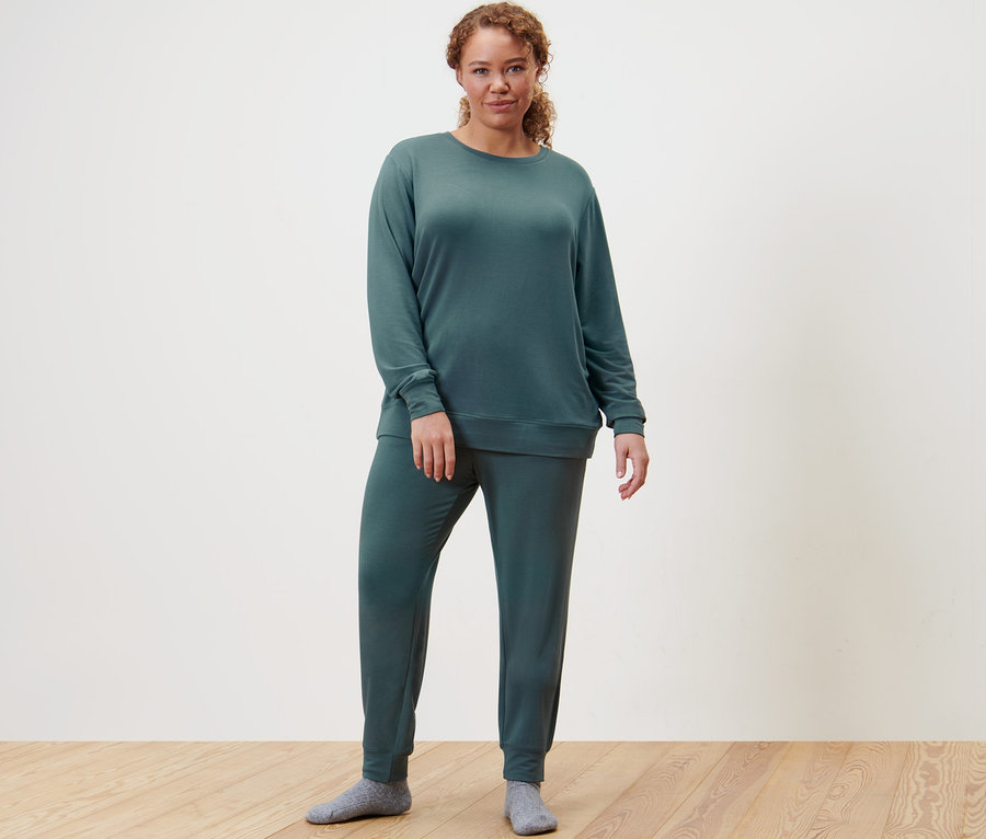 Žena pózuje v domácej súprave.