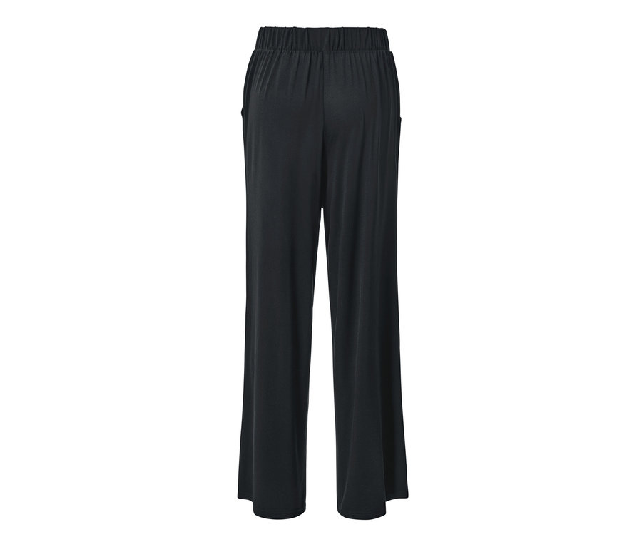 Detail zadnej strany čiernych nohavíc v štýle palazzo.