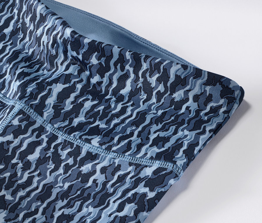 Detail obojstranných športových legín, modrá a svetlomodrá farba.