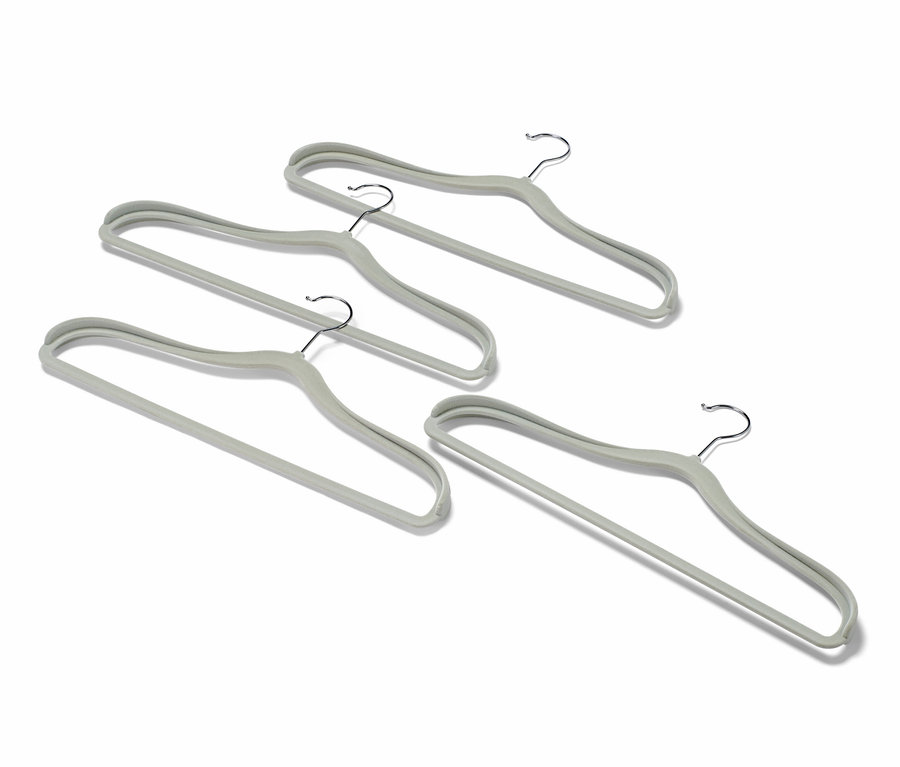 Štyri vešiaky na šaty s rozšírením v oblasti pliec.