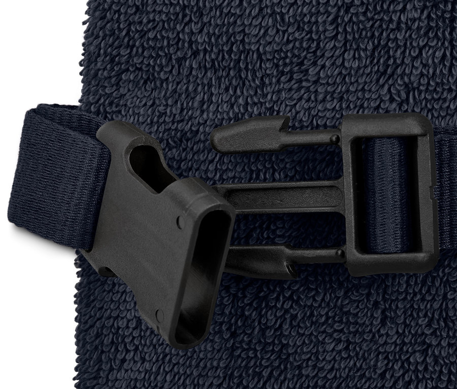 Detailný záber na sponu a popruh na psom župane.