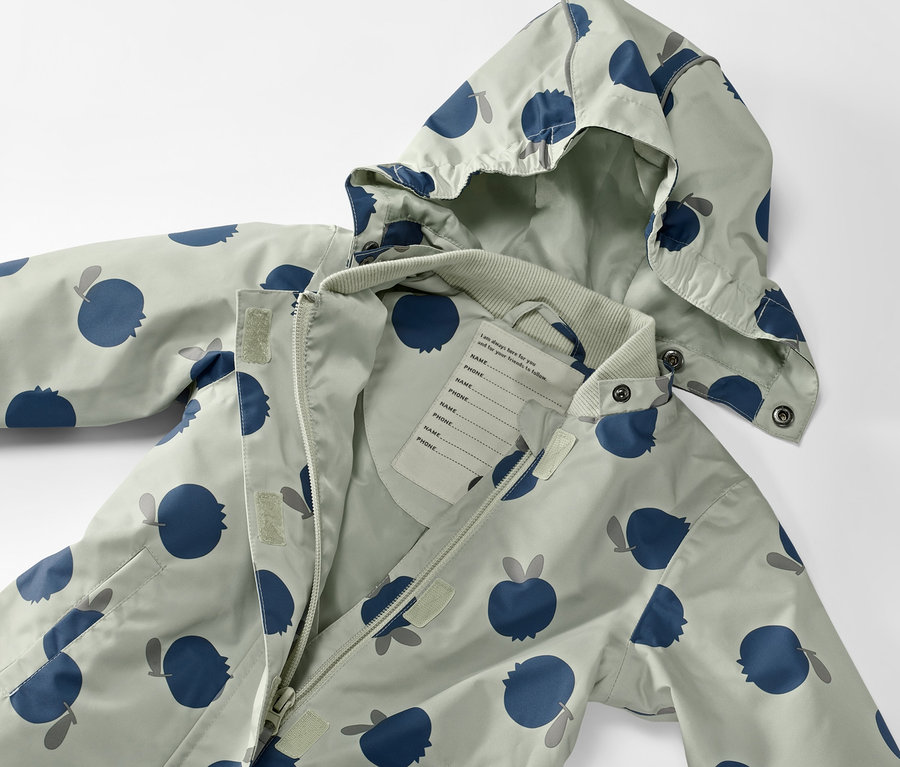 Detský overal do dažďa s potlačou modrých jabĺk, rozopnutý zips.