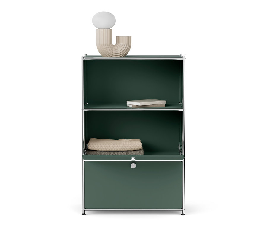 Kovová komoda »CN3« s dvomi výklopnými priečinkami. Na vrchnej polici leží biela kniha, na strednej polici je zložená béžová deka.