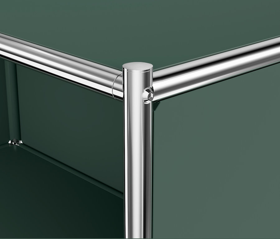 Detail rohu kovovej komody »CN3« s chrómovanou rúrkovou konštrukciou a olivovo zelenými výklopnými priečinkami.