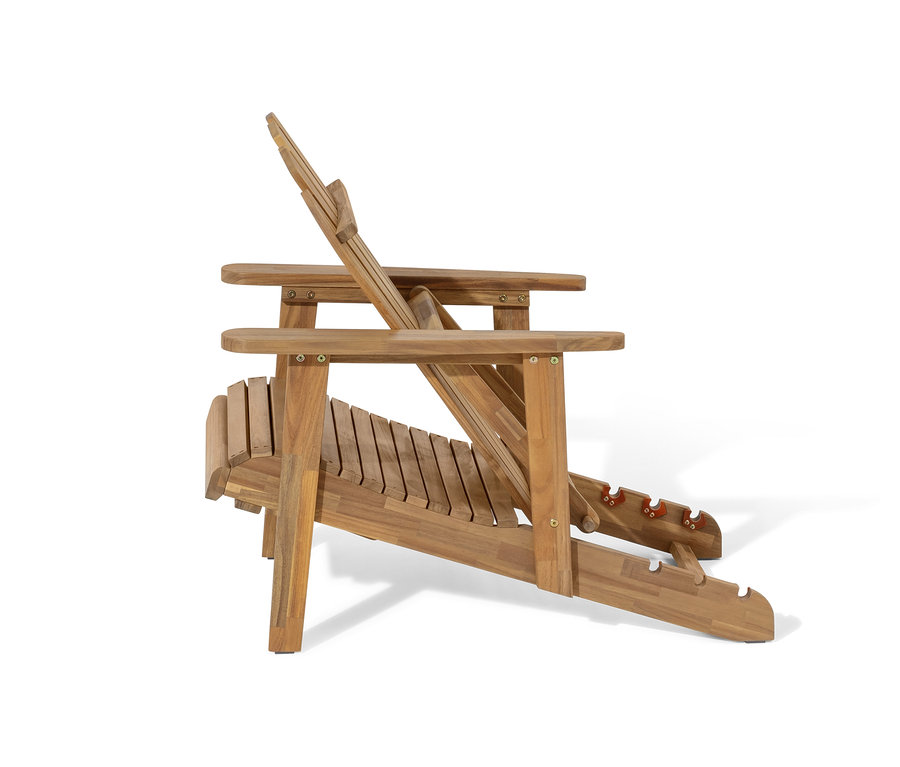 Detailný bočný pohľad na samostatné Adirondack relaxačné kreslo s vyťahovacou opierkou nôh. Kreslo je vyrobené z dreva.