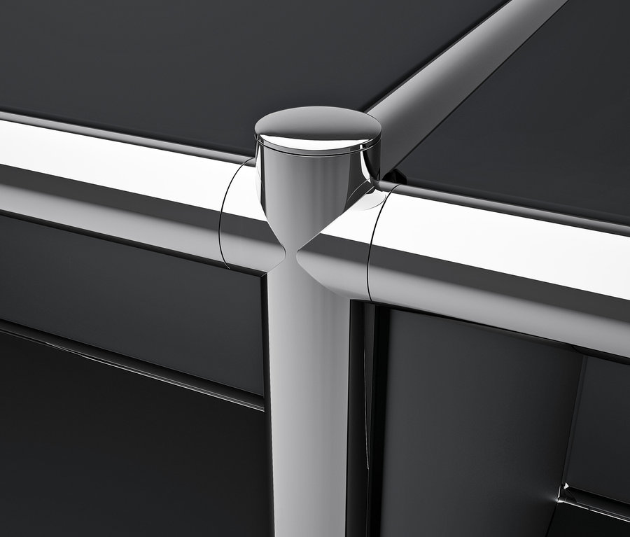 Detail čierneho kovového nábytku CN3 s chrómovanými rúrkami.