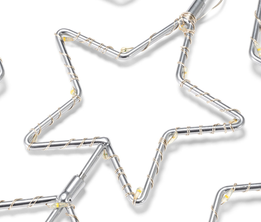 Detailný záber na LED veniec s opletenou svetelnou reťazou na bielom pozadí.