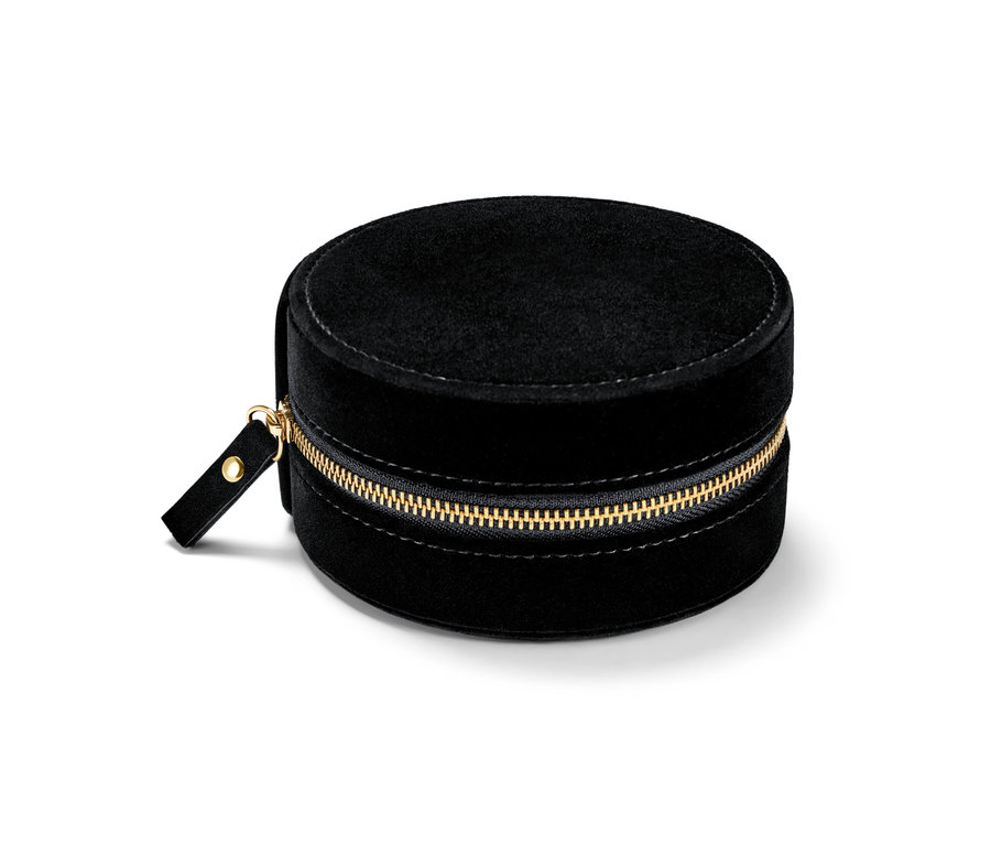 Čierna okrúhla malá šperkovnica so zlatým zipsom.