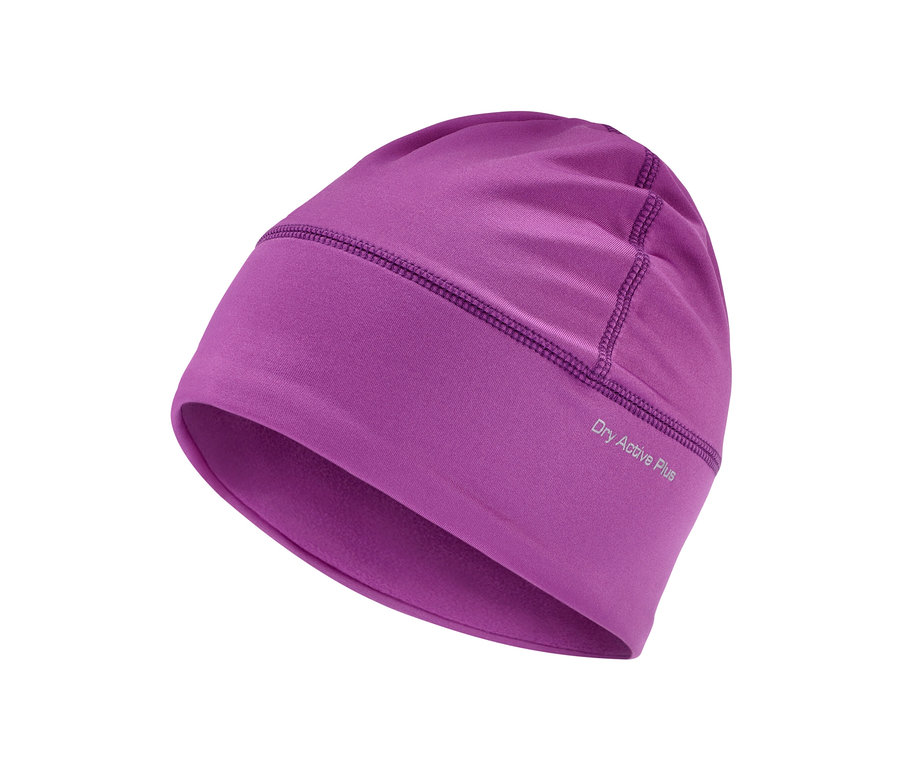 Detailný záber funkčnej termočiapky vínovej farby.